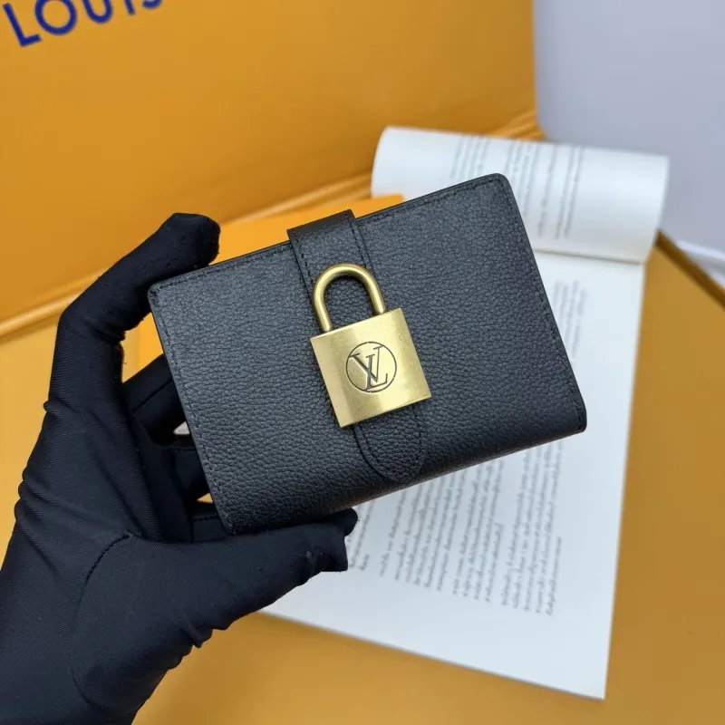 Alternative view of LV Wallets-804