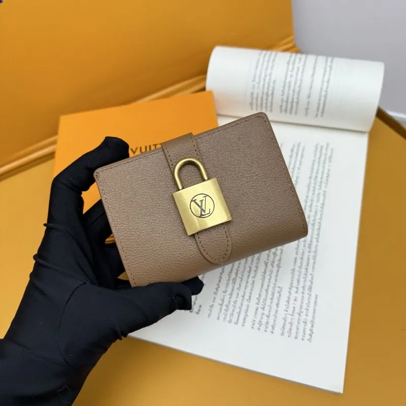 Alternative view of LV Wallets-805
