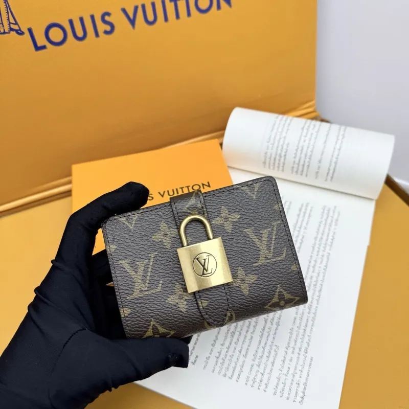 Alternative view of LV Wallets-807