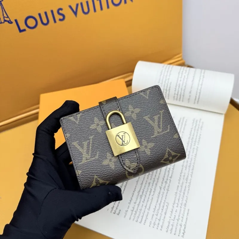 Alternative view of LV Wallets-809