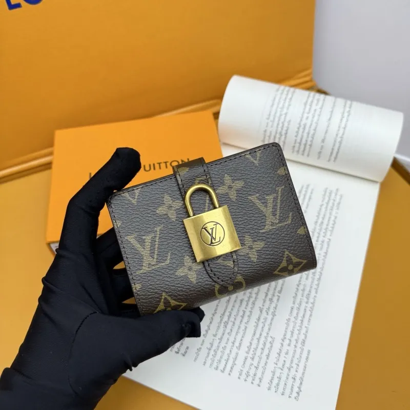 Alternative view of LV Wallets-810