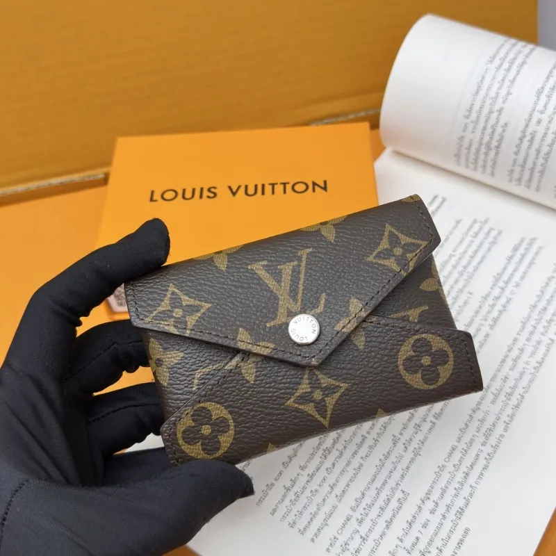 Alternative view of LV Wallets-812