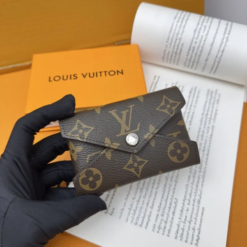 Alternative view of LV Wallets-813