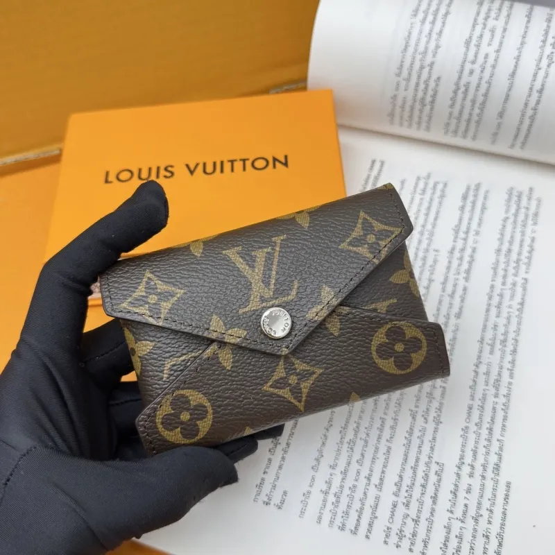 Alternative view of LV Wallets-814