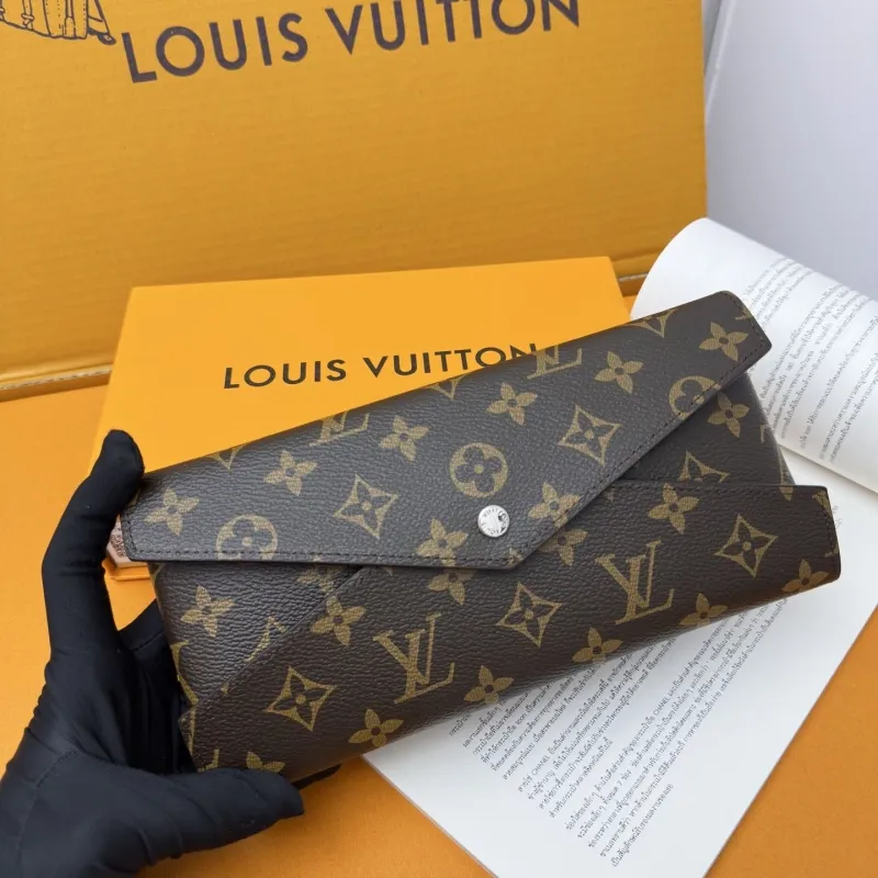 Alternative view of LV Wallets-815