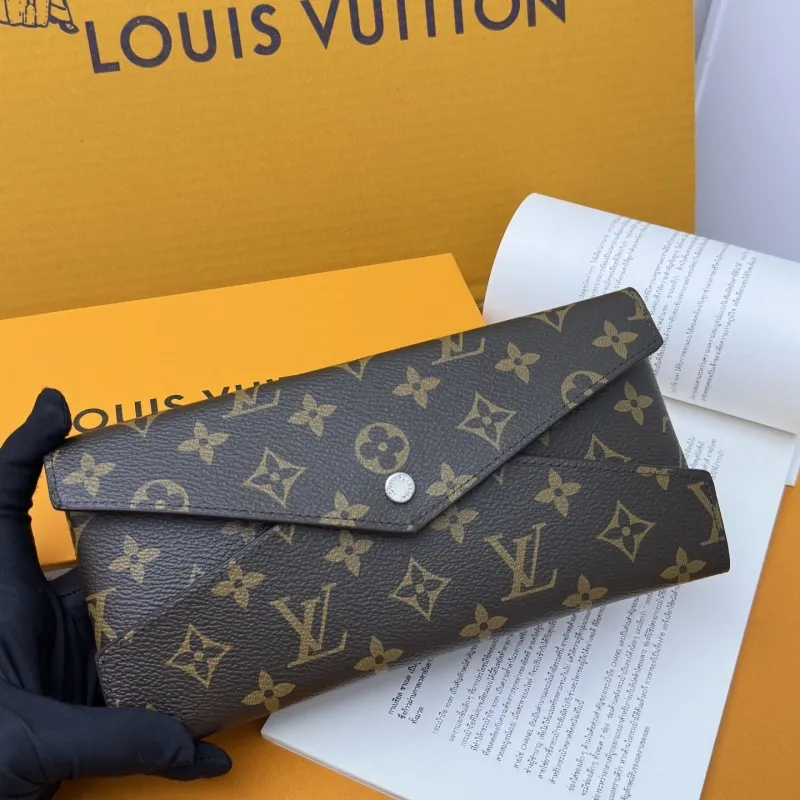 Alternative view of LV Wallets-816