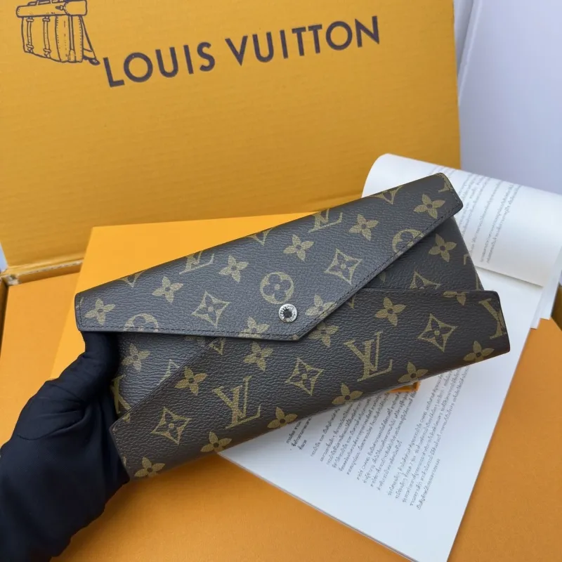Alternative view of LV Wallets-817