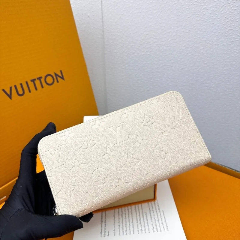 Alternative view of LV Wallets-819