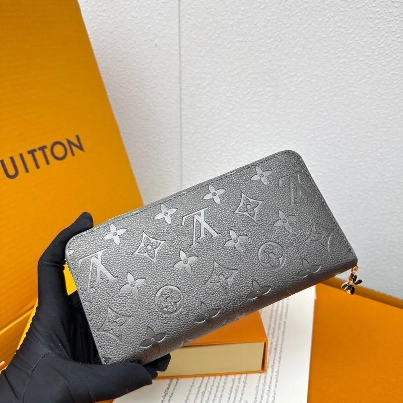 Alternative view of LV Wallets-820