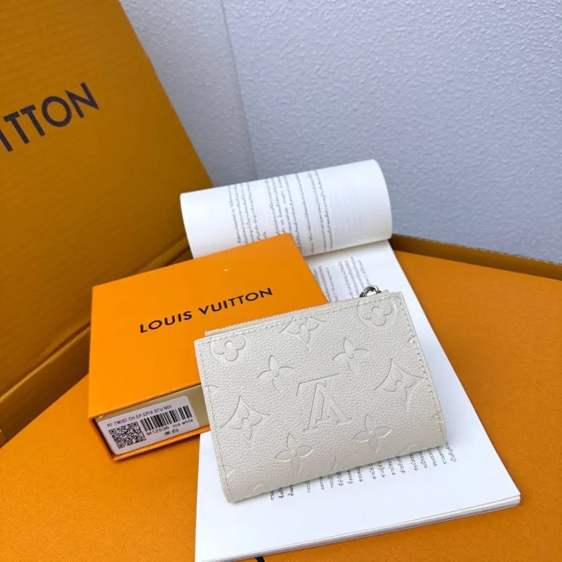 Alternative view of LV Wallets-822