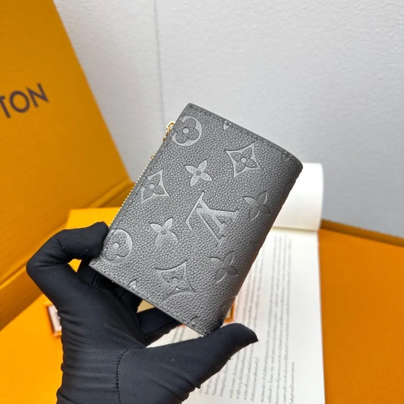 Alternative view of LV Wallets-823