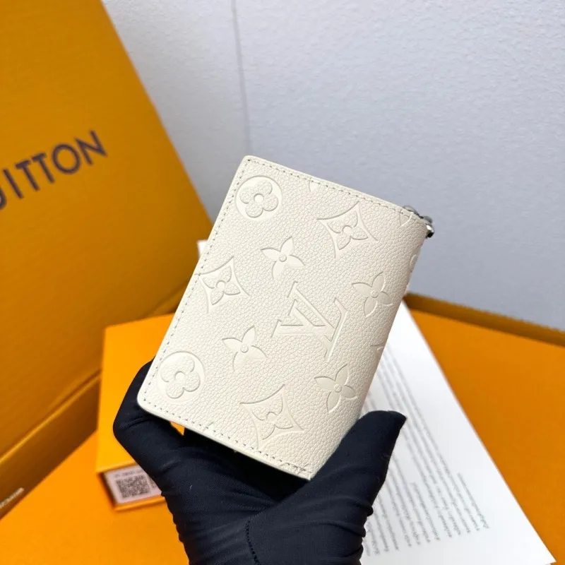 Alternative view of LV Wallets-825