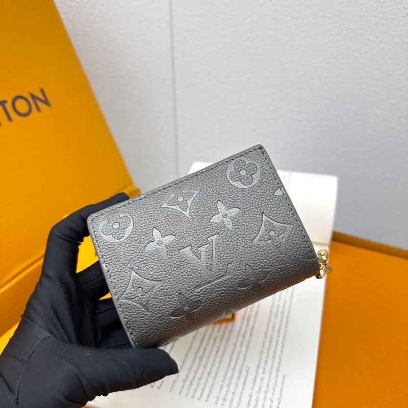 Alternative view of LV Wallets-826