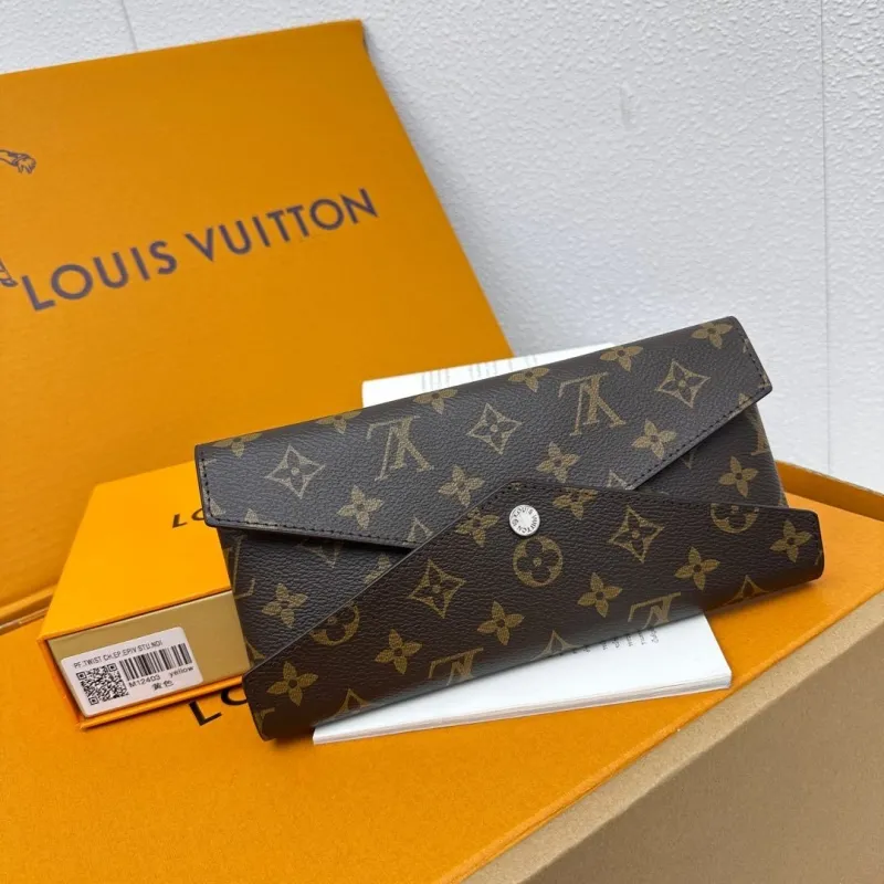 Alternative view of LV Wallets-828
