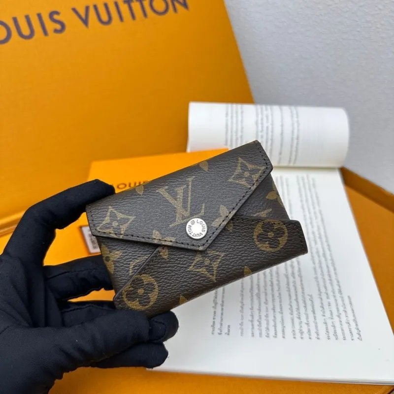 Alternative view of LV Wallets-830