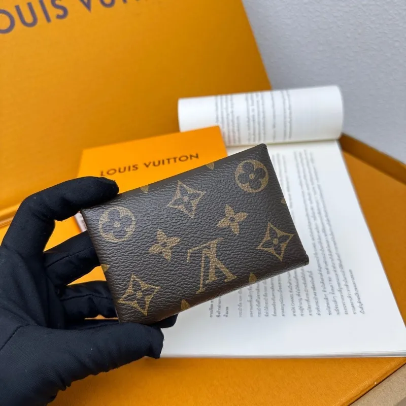 Alternative view of LV Wallets-831
