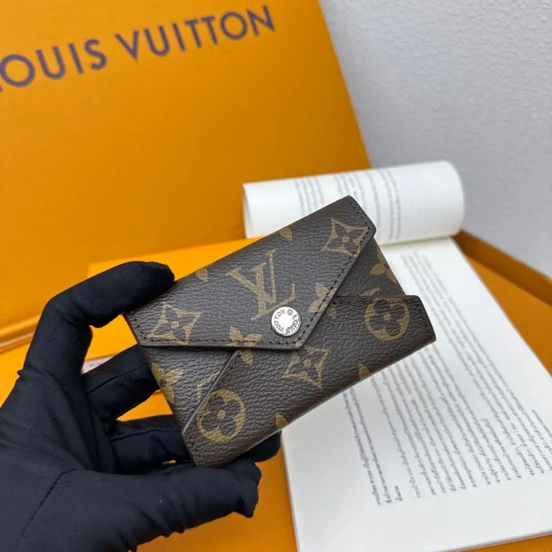 Alternative view of LV Wallets-832