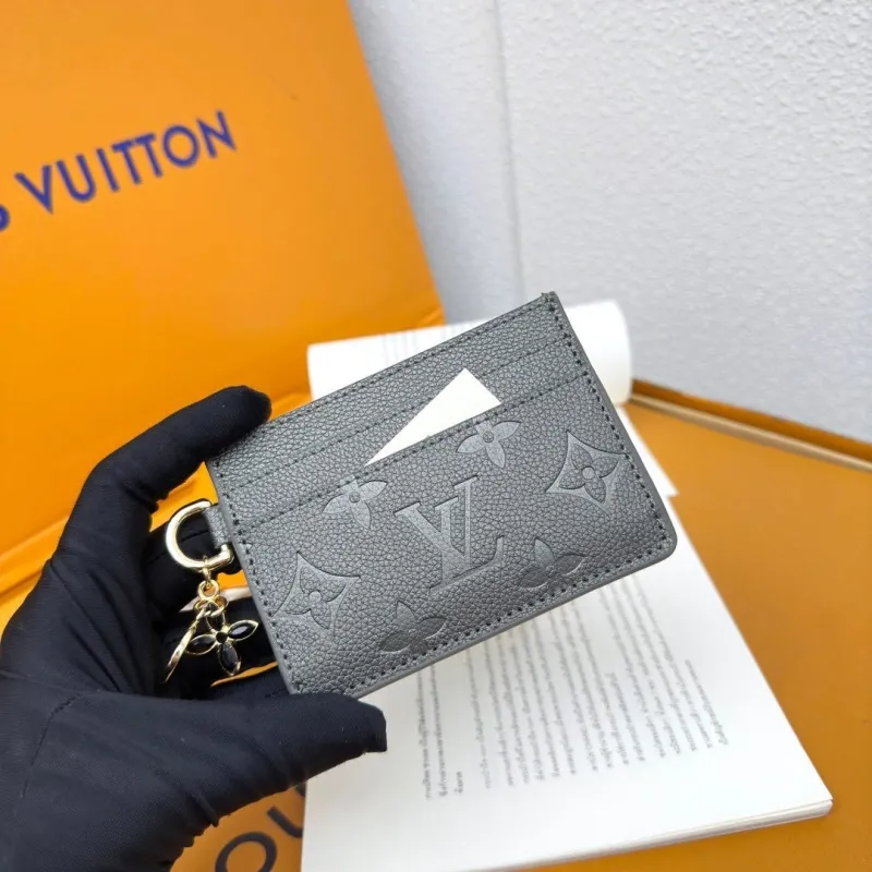 Alternative view of LV Wallets-833