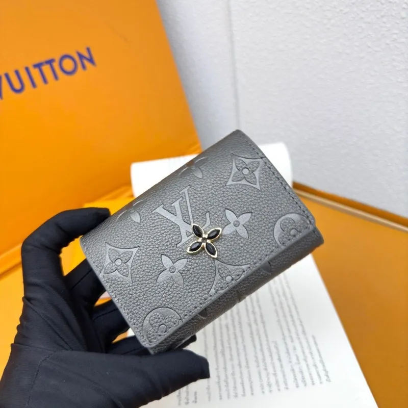 Alternative view of LV Wallets-836