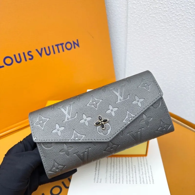Alternative view of LV Wallets-840
