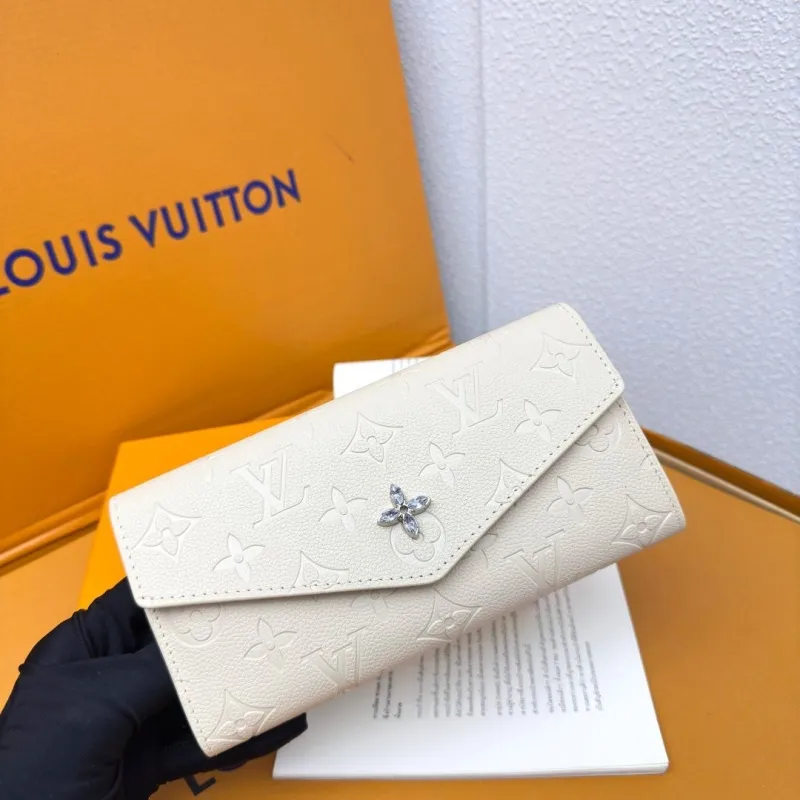Alternative view of LV Wallets-841