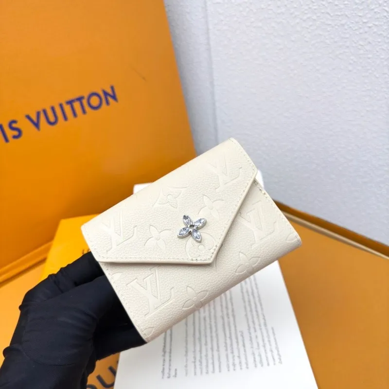 Alternative view of LV Wallets-842