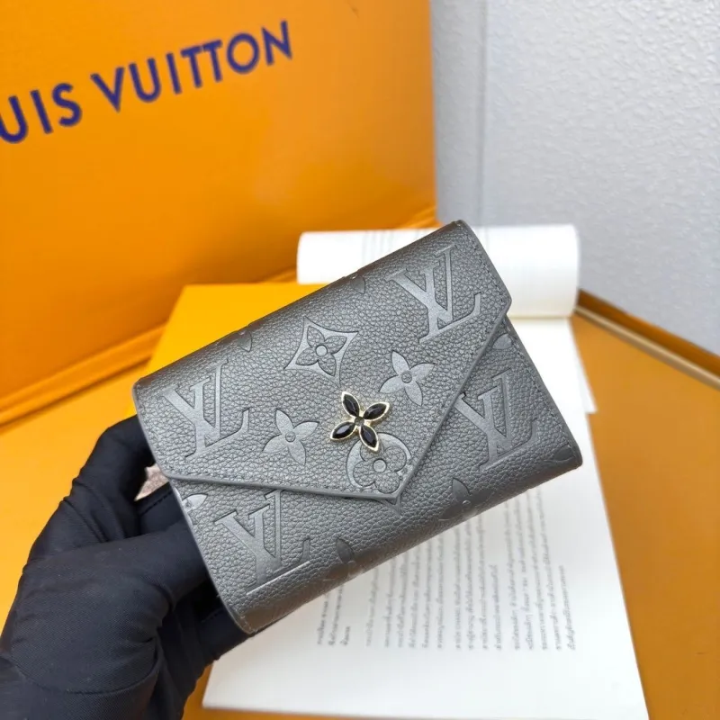 Alternative view of LV Wallets-844