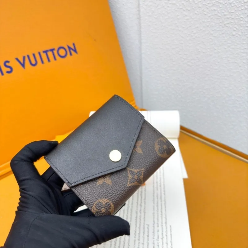 Alternative view of LV Wallets-845