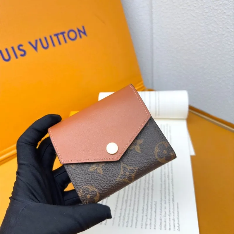 Alternative view of LV Wallets-846