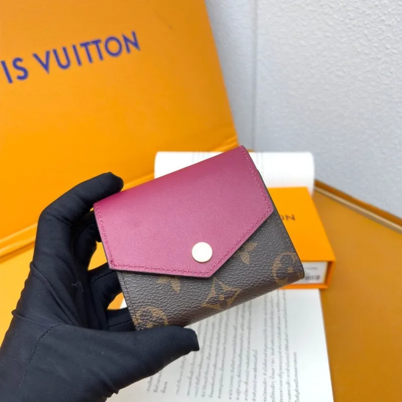 Alternative view of LV Wallets-847