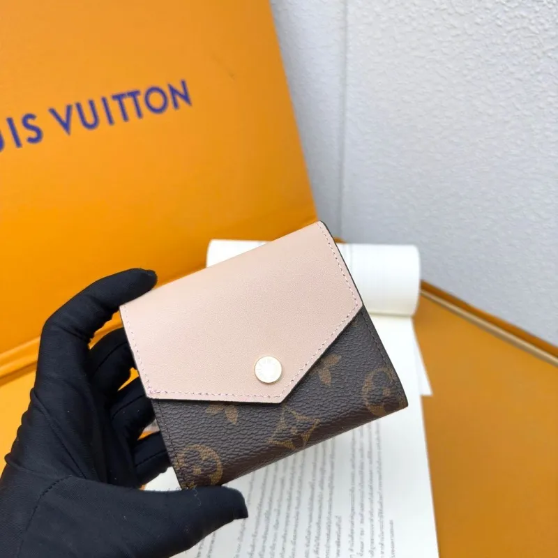Alternative view of LV Wallets-848