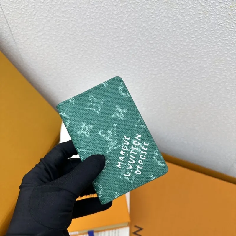 Alternative view of LV Wallets-851