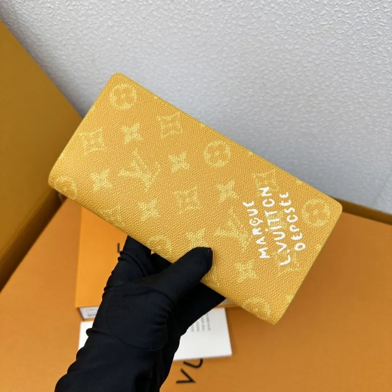 Alternative view of LV Wallets-854