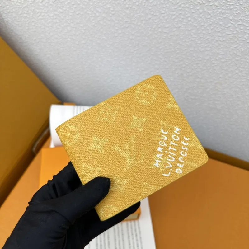 Alternative view of LV Wallets-856