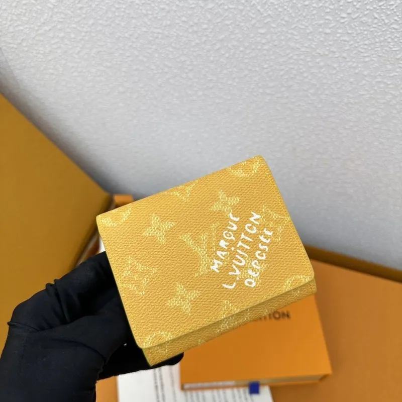 Alternative view of LV Wallets-857