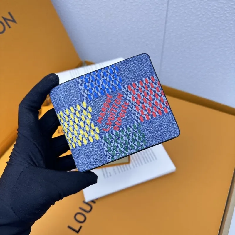Alternative view of LV Wallets-858