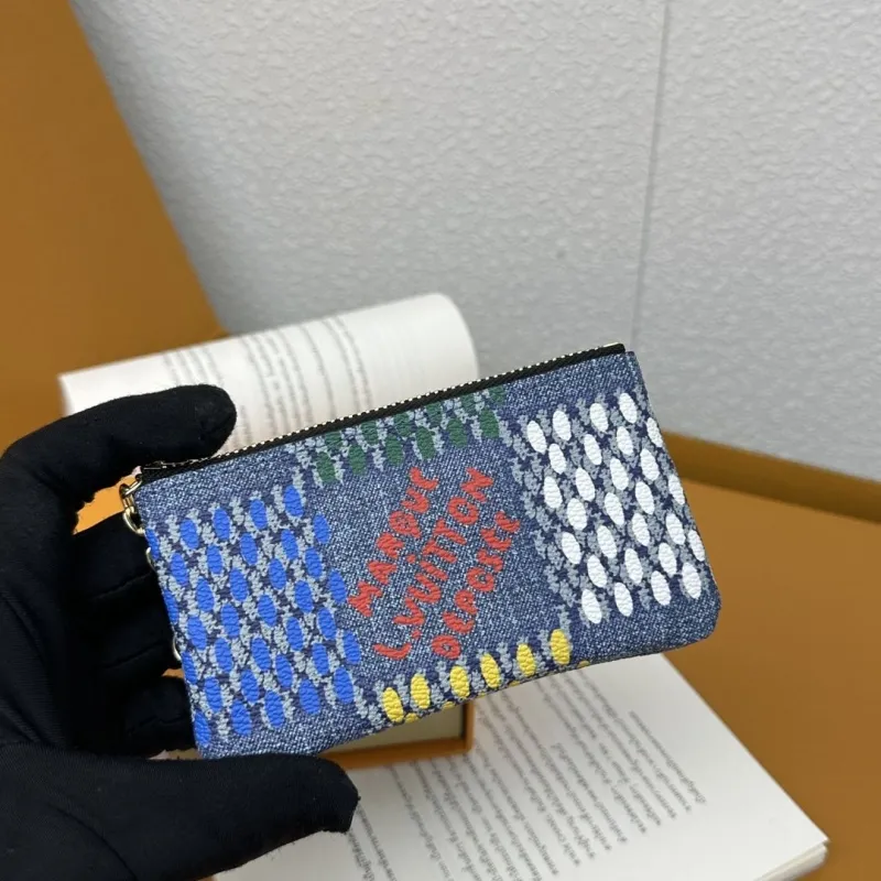 Alternative view of LV Wallets-859