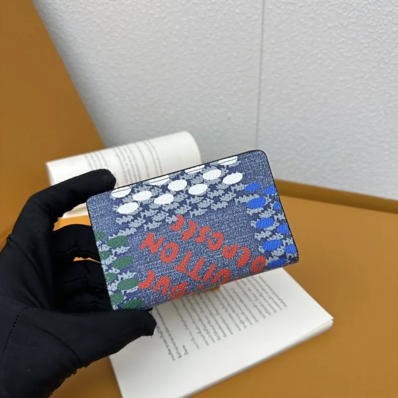 Alternative view of LV Wallets-860