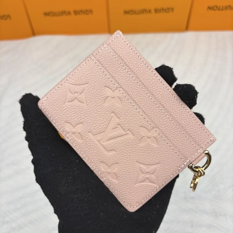 Alternative view of LV Wallets-864