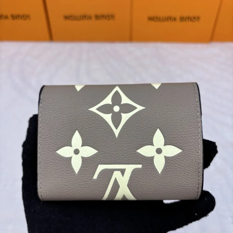 Alternative view of LV Wallets-872