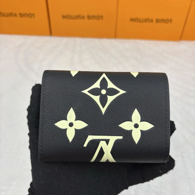 Alternative view of LV Wallets-873