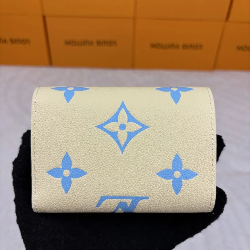 Alternative view of LV Wallets-874