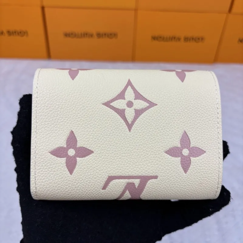 Alternative view of LV Wallets-875