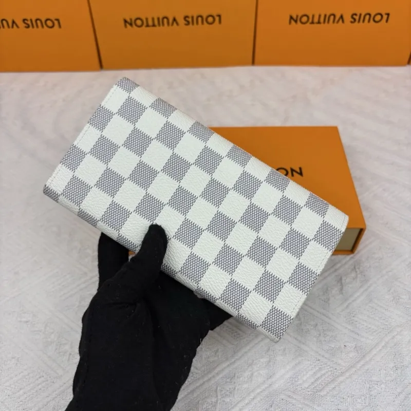 Alternative view of LV Wallets-878