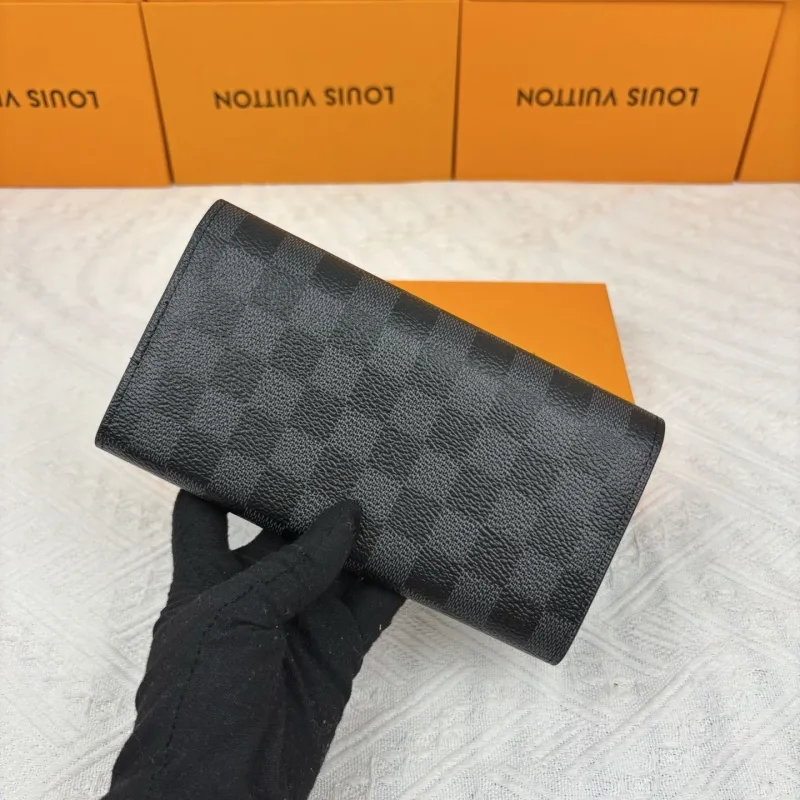 Alternative view of LV Wallets-879
