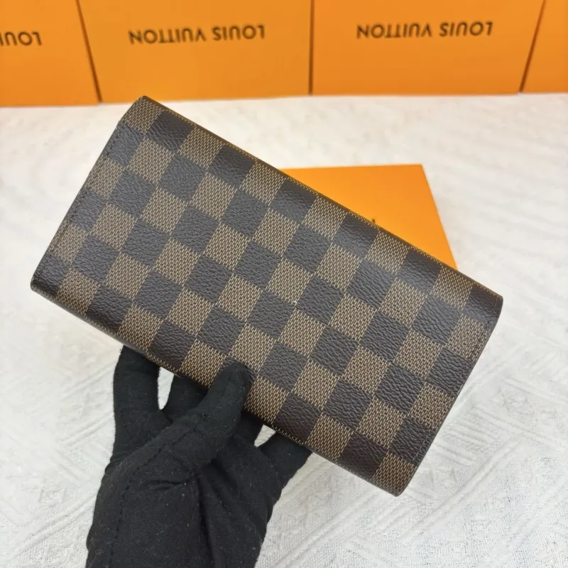 Alternative view of LV Wallets-880