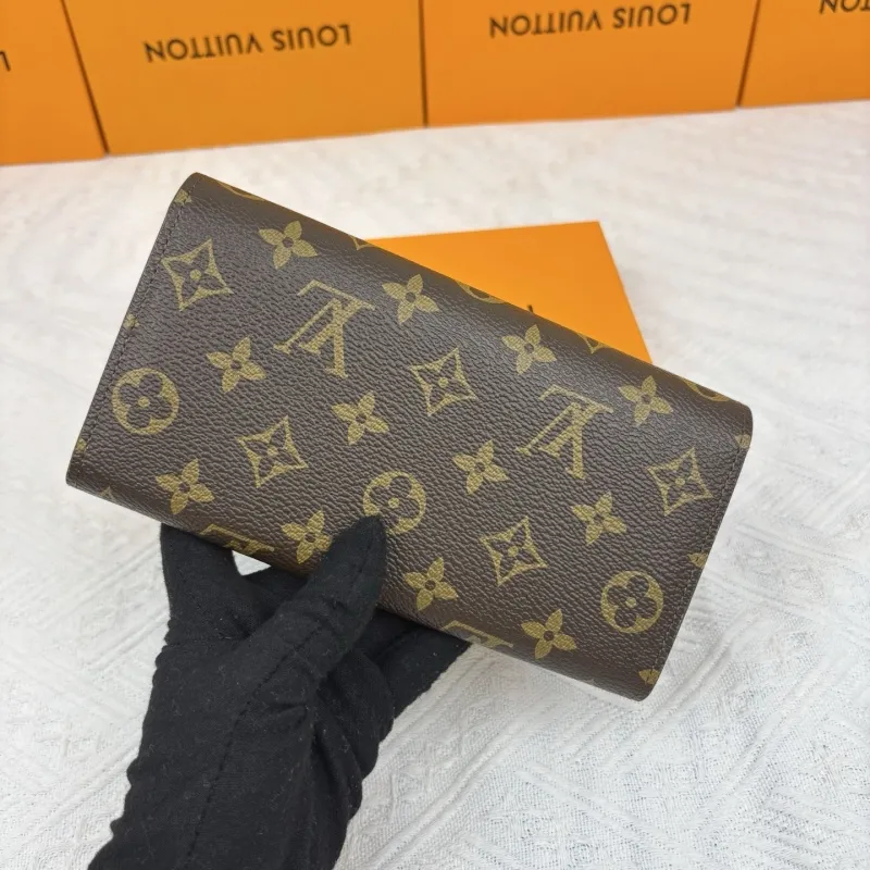 Alternative view of LV Wallets-881