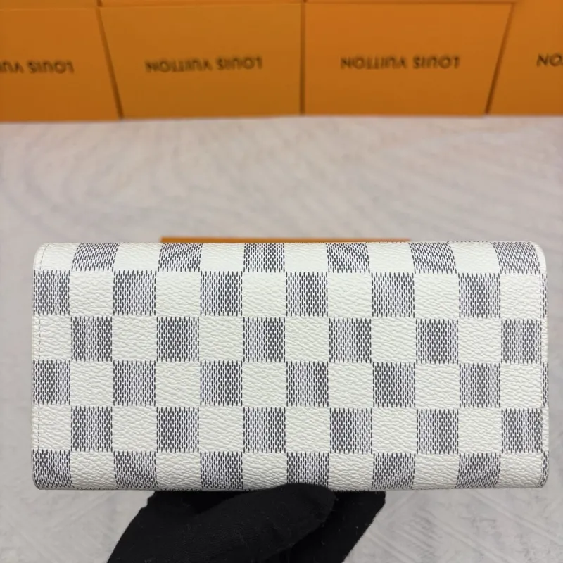 Alternative view of LV Wallets-882