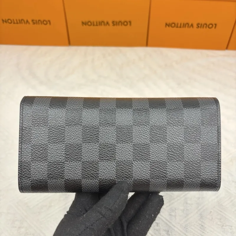 Alternative view of LV Wallets-883