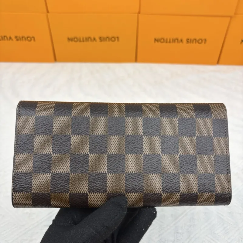 Alternative view of LV Wallets-884